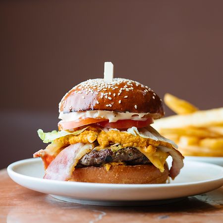 فندق بان باسيفيك بيرث المظهر الخارجي الصورة A burger with fries