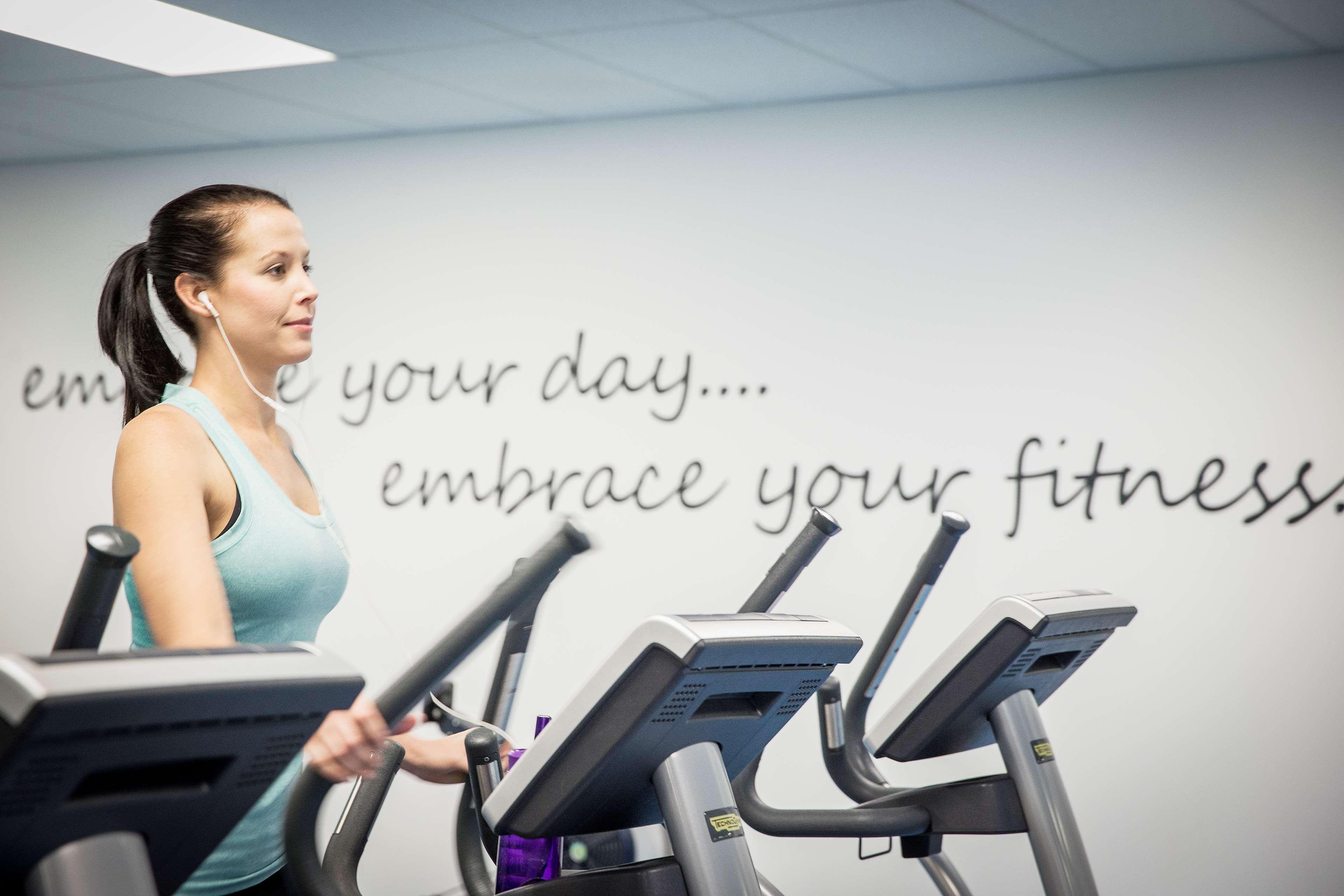 فندق بان باسيفيك بيرث المظهر الخارجي الصورة A woman on a treadmill