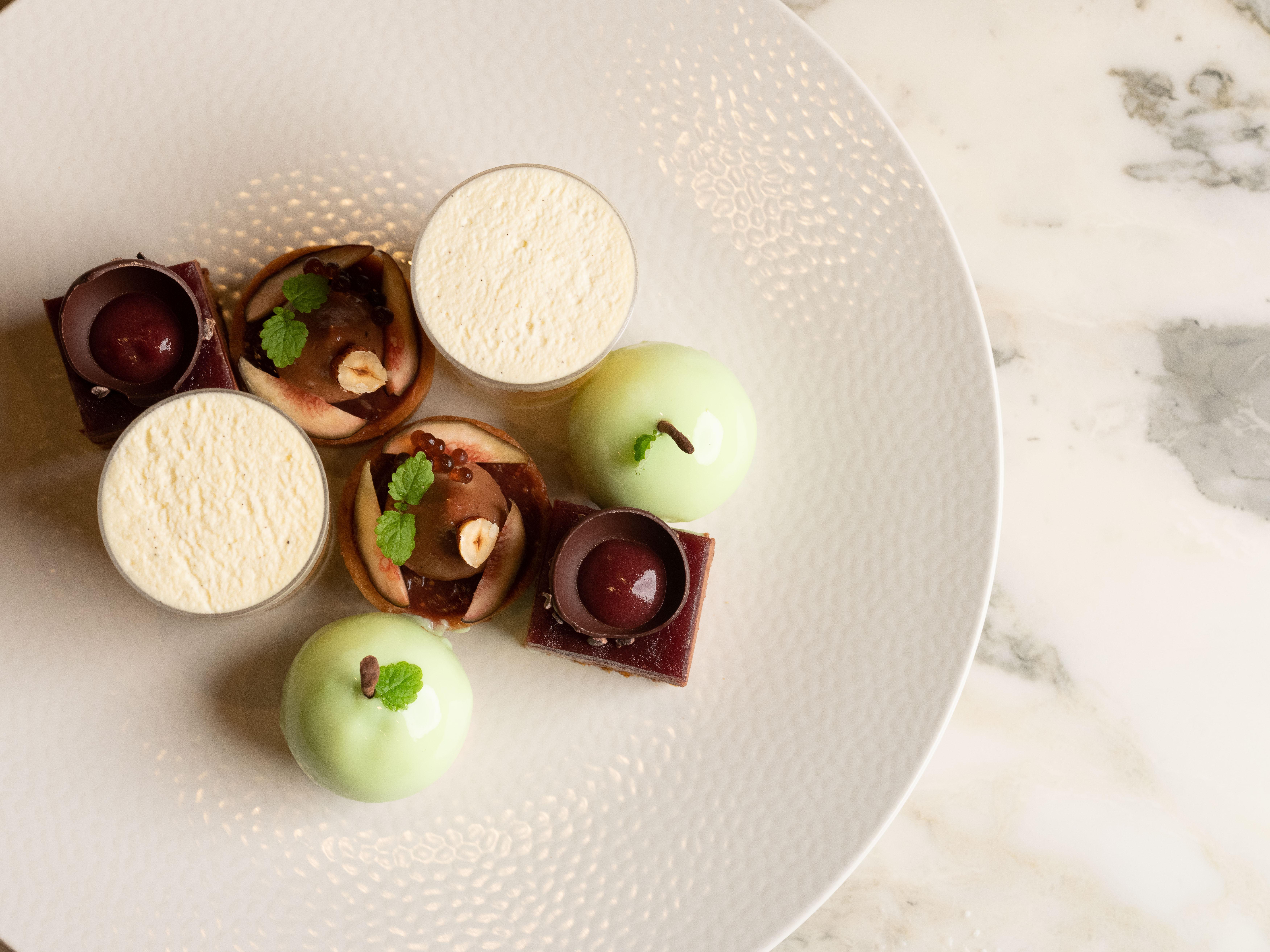 فندق بان باسيفيك بيرث المظهر الخارجي الصورة A selection of petits fours